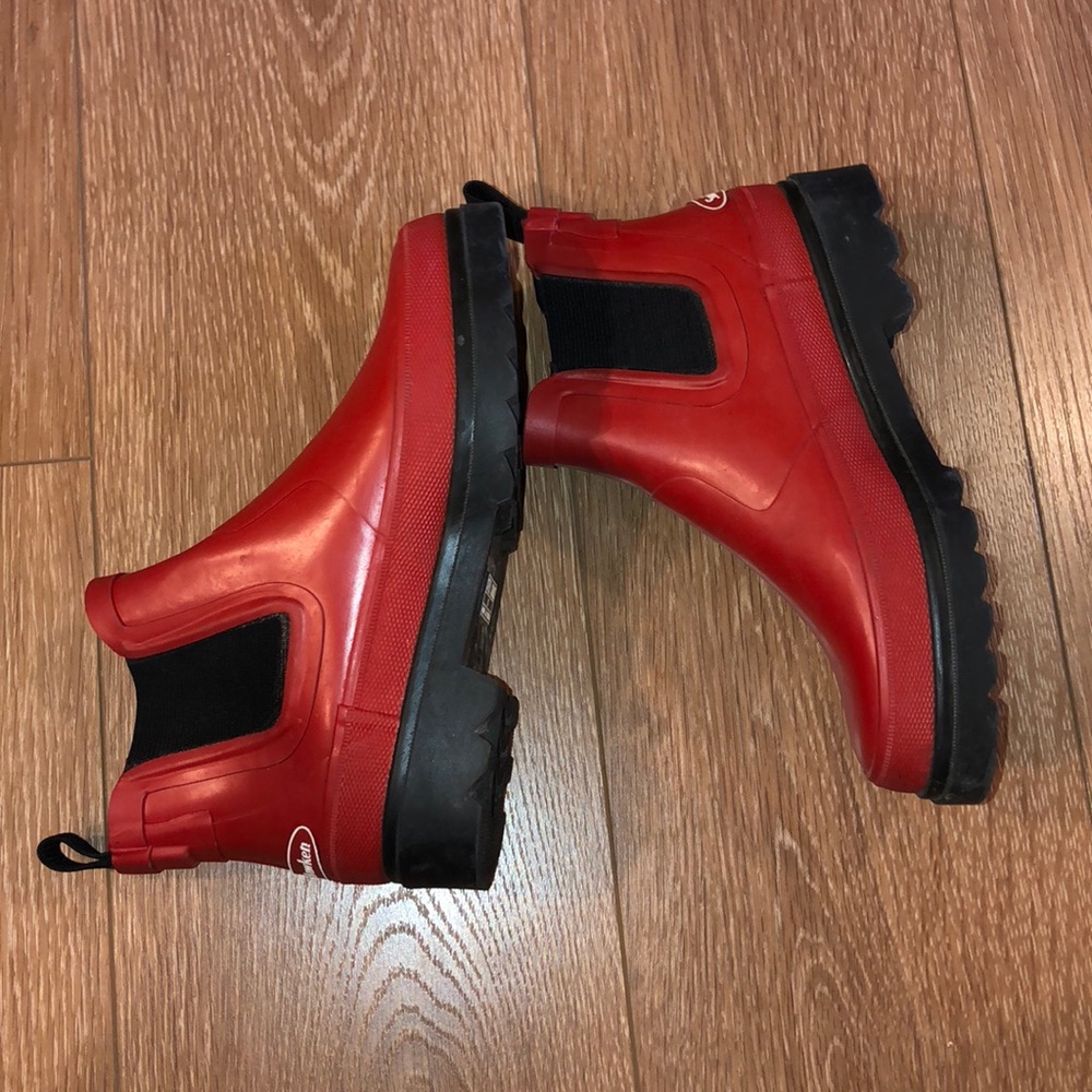 Red (Chelsea) boots